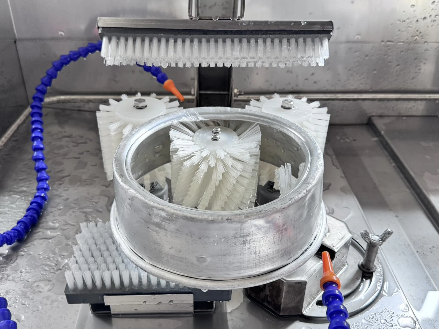 Cake ring positioned around the inner brushes